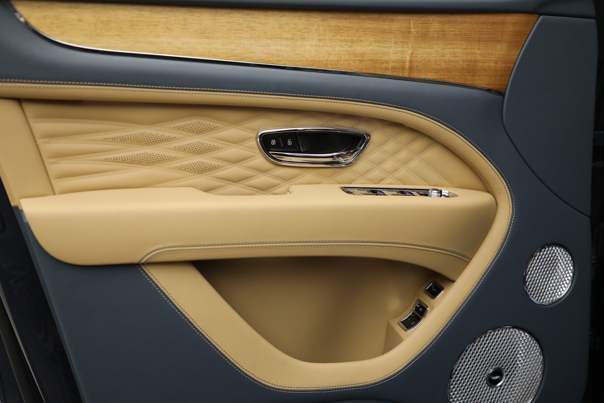 Certified 2025 Bentley Bentayga Extended Wheelbase AWD/4WD image 20
