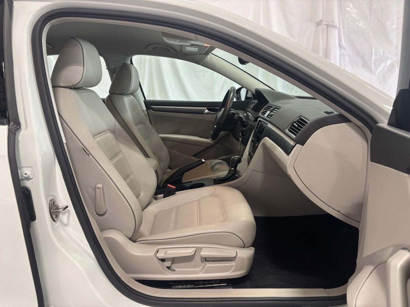 Used 2018 Volkswagen Passat 2.0T R-Line w/ R-Line Lighting Package image 14