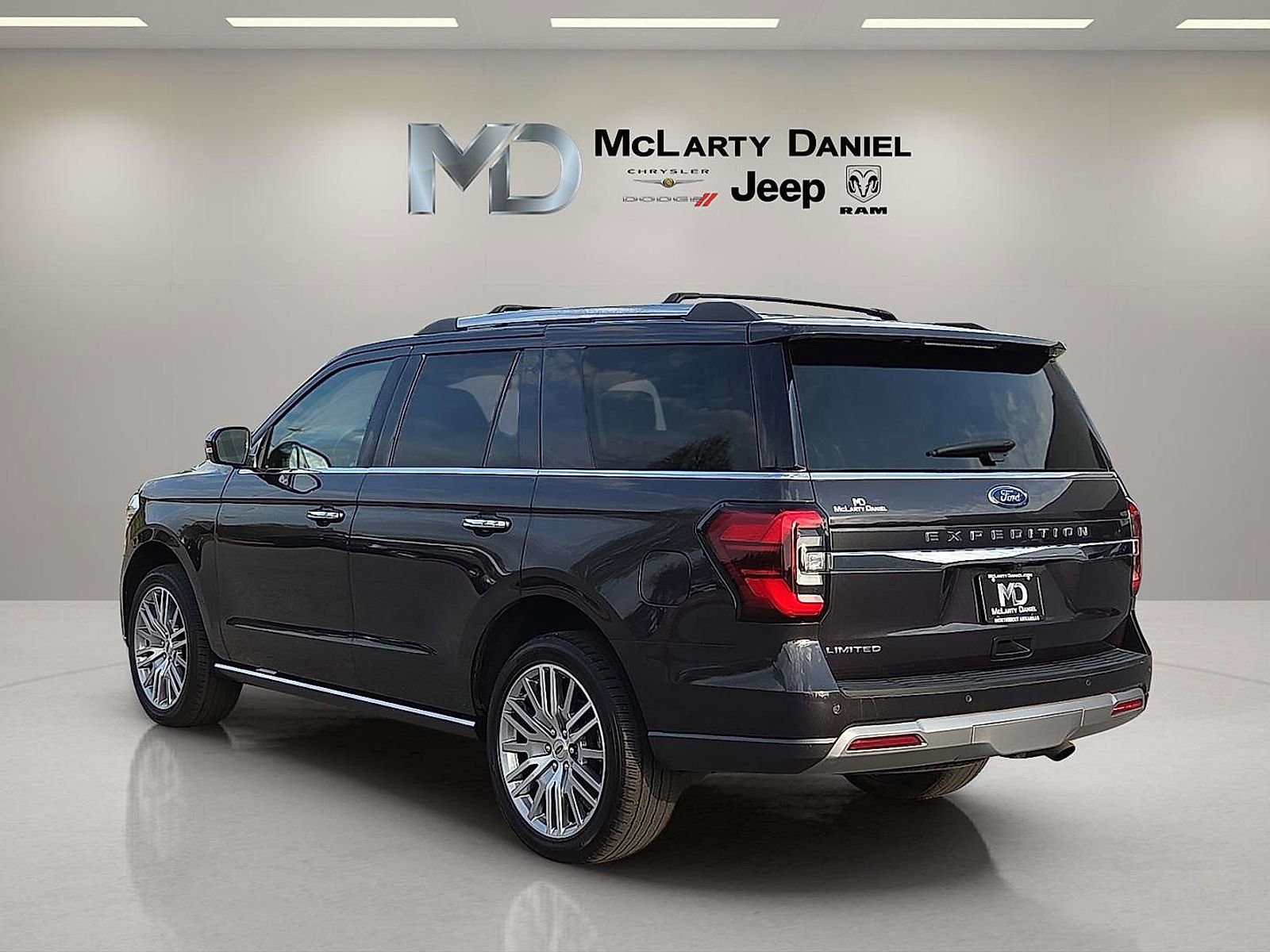 Used 2024 Ford Expedition Limited AWD/4WD image 4