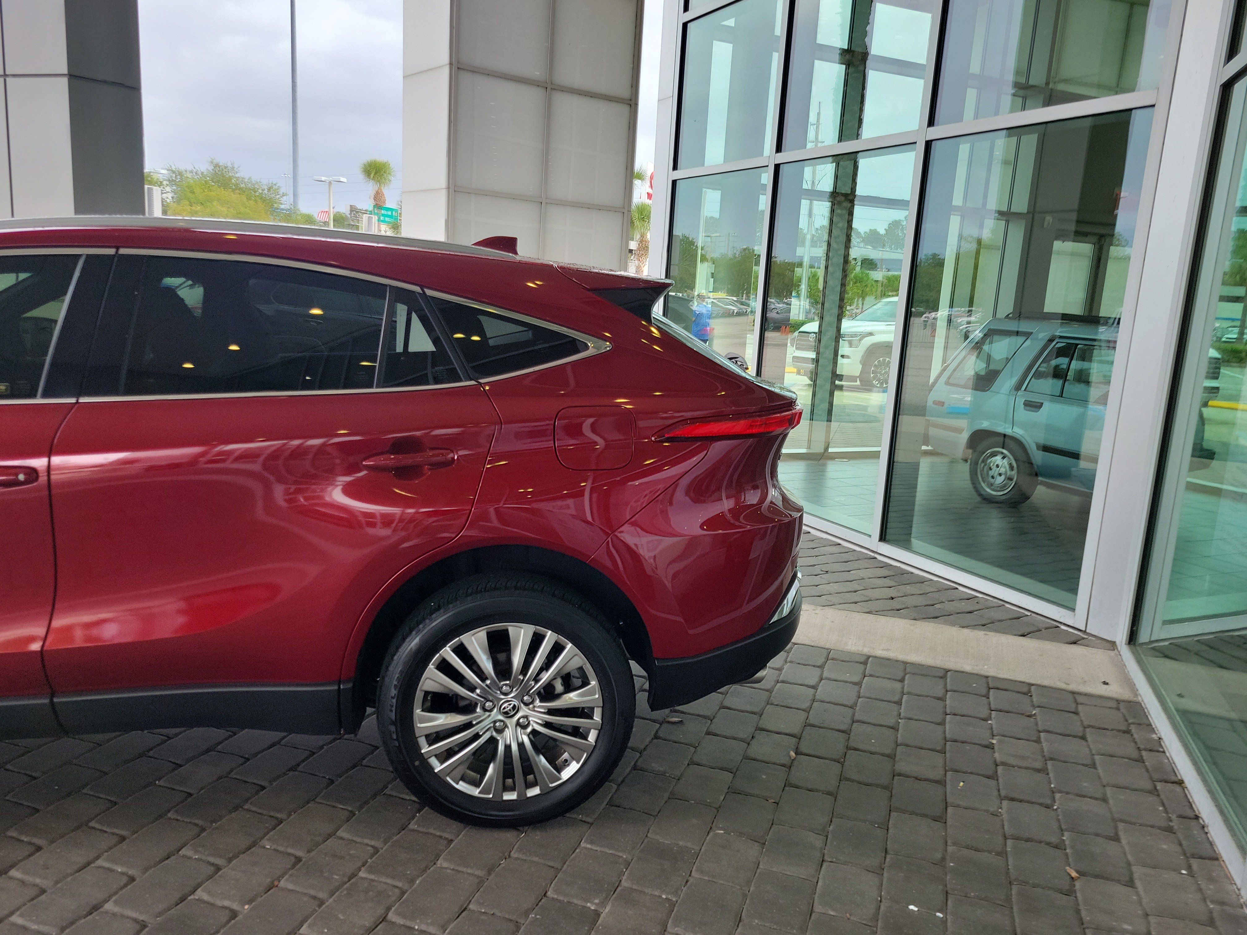 Certified 2021 Toyota Venza XLE image 4