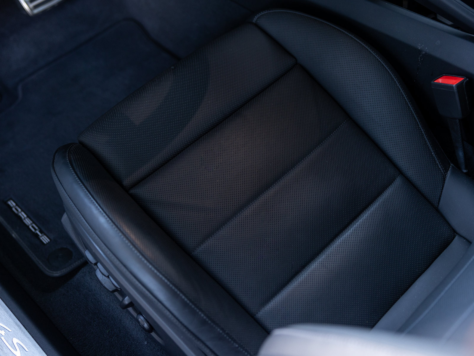 Certified 2025 Porsche Macan 4S Electric AWD/4WD image 27