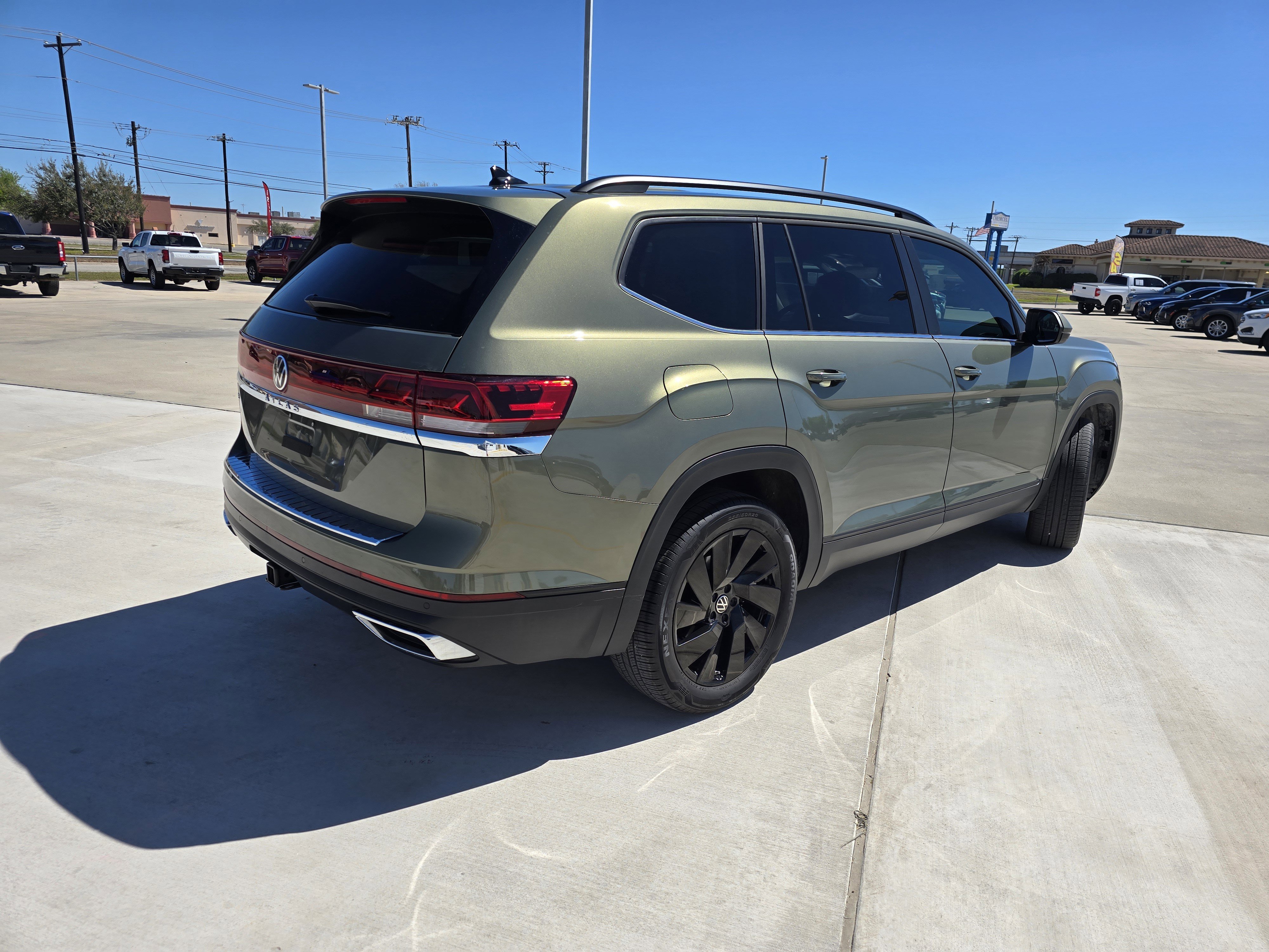 Used 2025 Volkswagen Atlas SE image 3