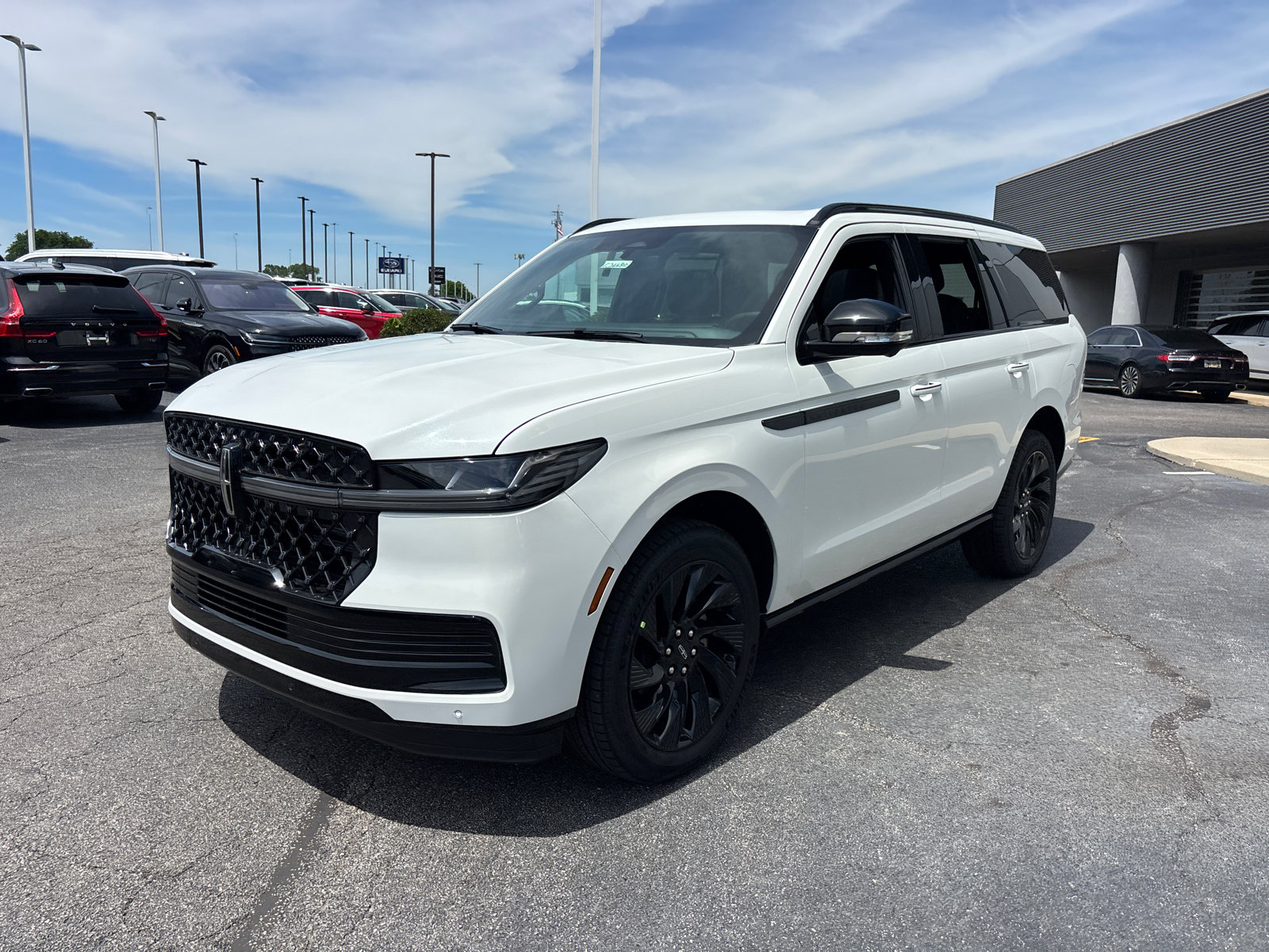 New 2026 Lincoln Navigator Reserve w/ Jet Appearance Package AWD/4WD image 3
