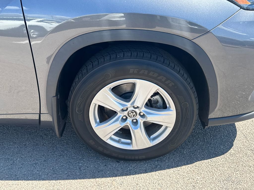 Used 2022 Toyota Highlander LE AWD/4WD image 42