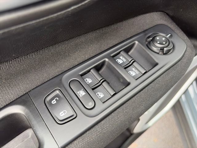 Used 2018 Jeep Renegade Latitude w/ Popular Equipment Group image 18