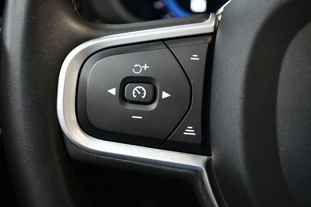 Used 2022 Volvo XC60 B5 Momentum w/ Protection Package Premier image 40