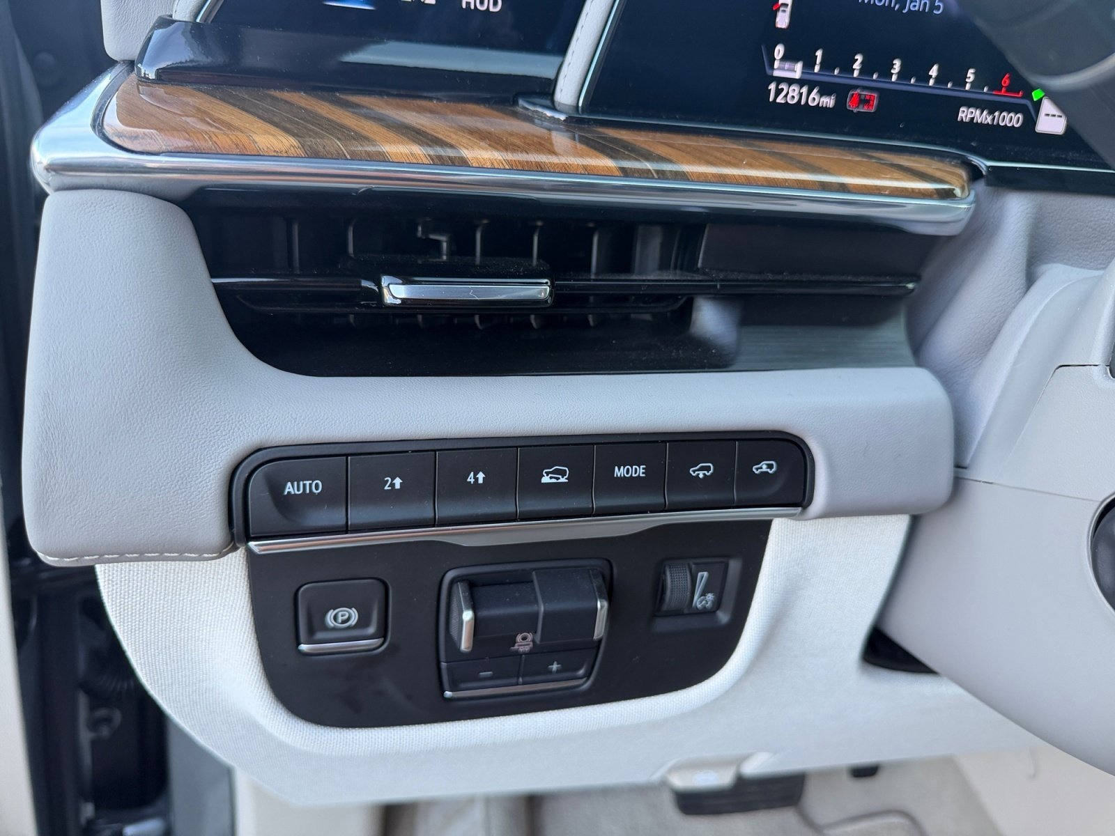 Used 2024 Cadillac Escalade Premium Luxury Platinum image 19