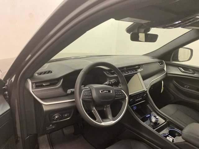 Used 2026 Jeep Grand Cherokee Laredo X AWD/4WD image 7