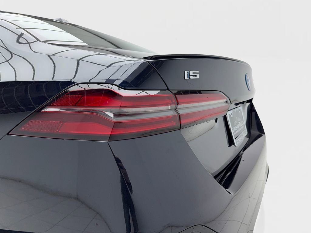 Used 2025 BMW i5 eDrive40i w/ Executive Package image 9