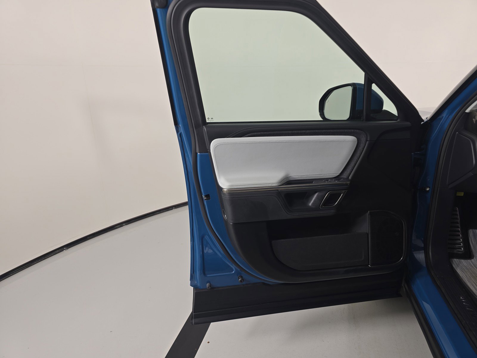 Used 2024 Rivian R1S Adventure AWD/4WD image 16