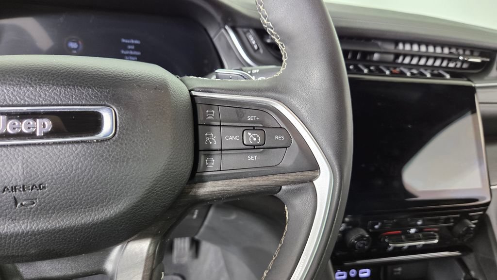Used 2024 Jeep Grand Cherokee Limited w/ Black Appearance Package AWD/4WD image 17