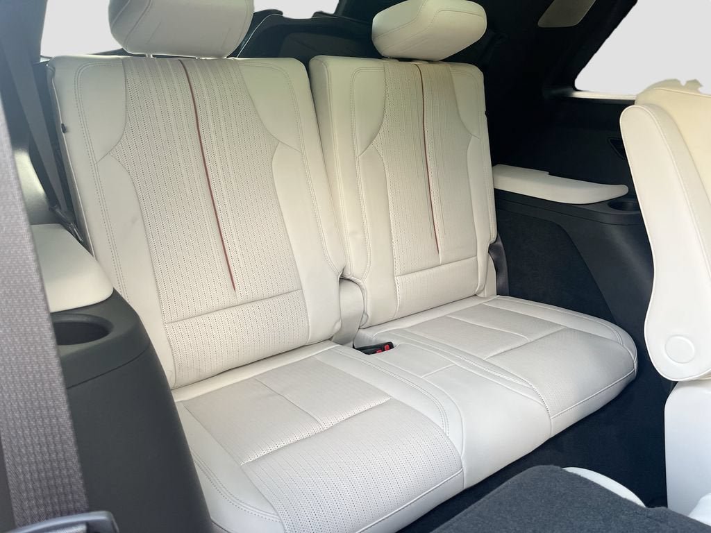 New 2026 Cadillac Vistiq Luxury w/ LPO, Floor Liner Package AWD/4WD image 29