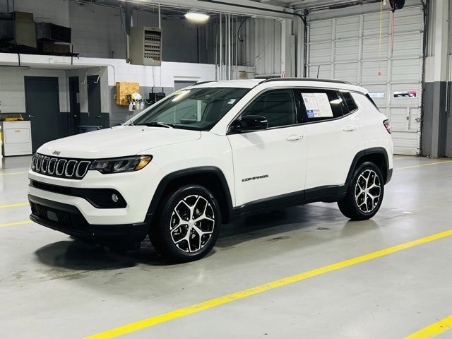 Used 2024 Jeep Compass Latitude image 13