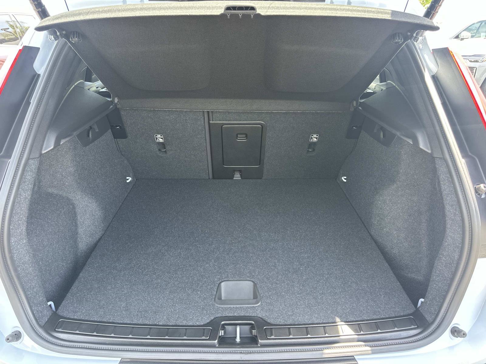 Used 2025 Volvo XC40 B5 Core w/ Climate Package image 23