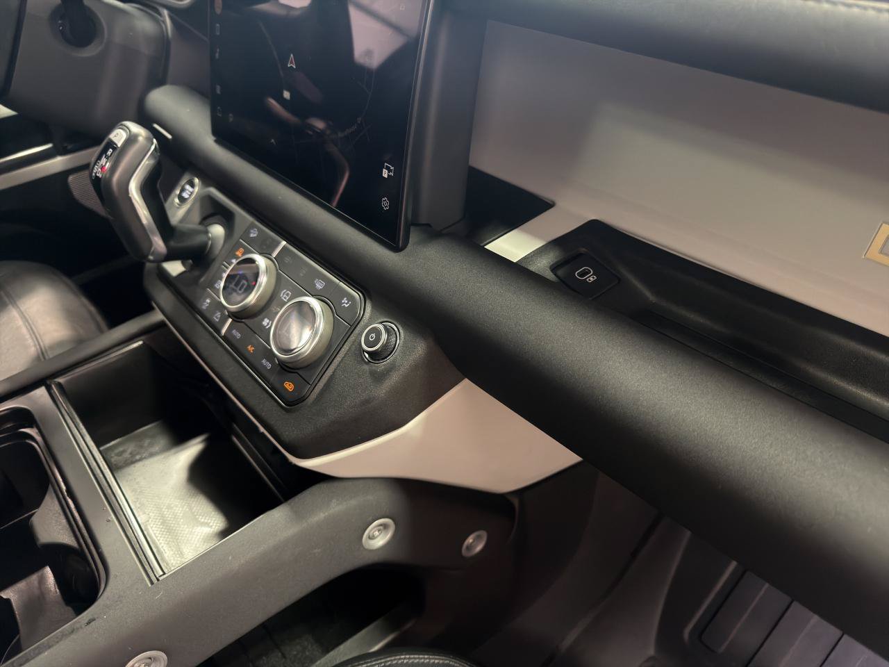 Used 2023 Land Rover Defender 130 SE AWD/4WD image 30
