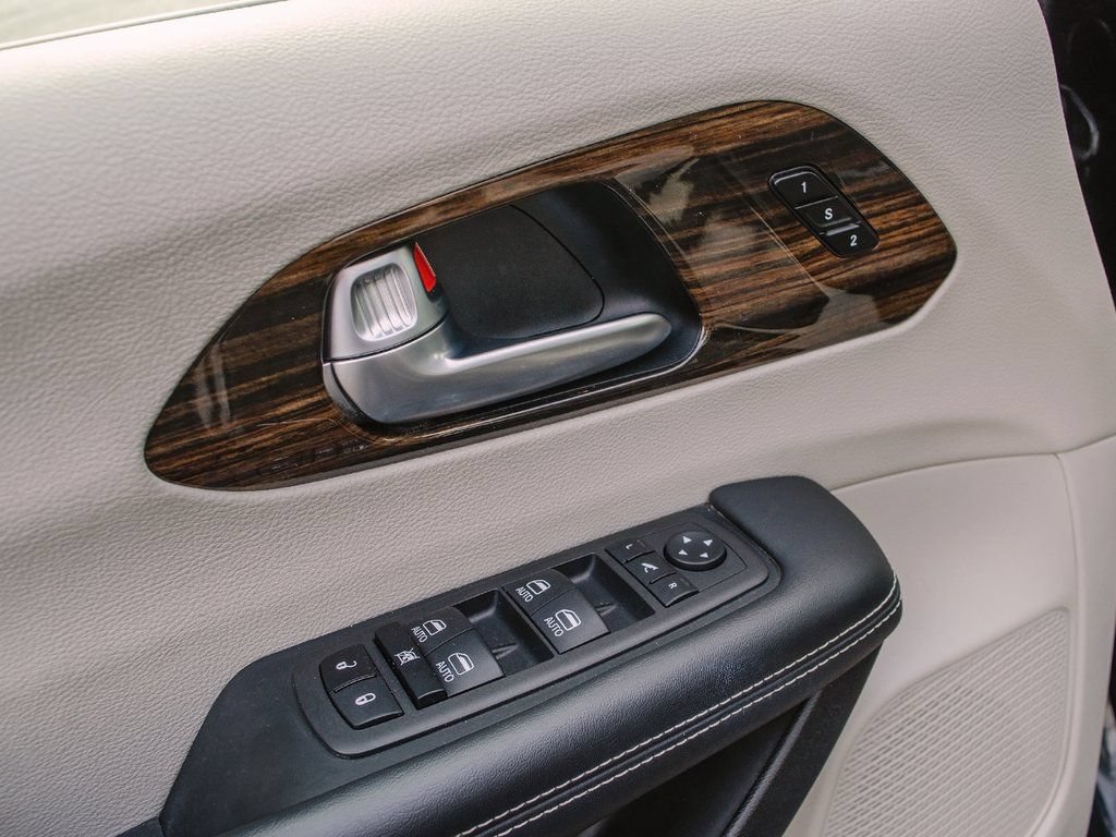 Used 2023 Chrysler Pacifica Limited FWD image 26