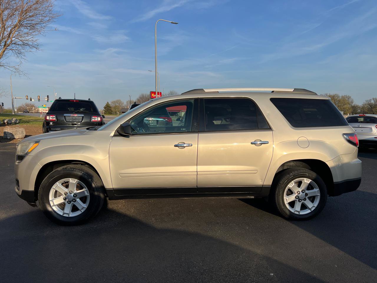 Used 2016 GMC Acadia SLE FWD image 2