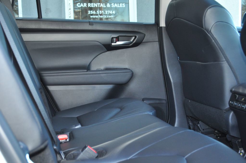 Used 2025 Toyota Highlander XLE image 20