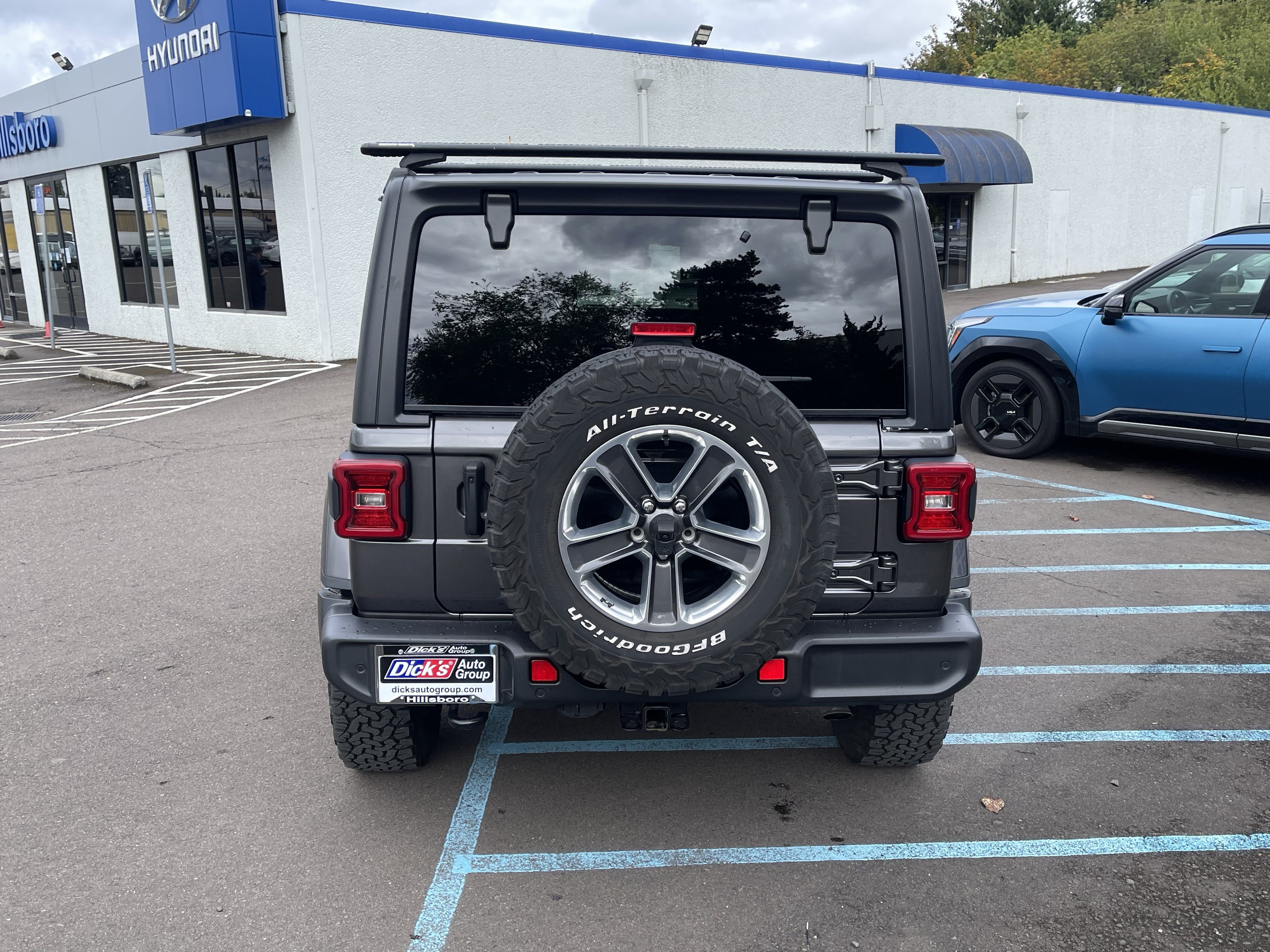 Used 2022 Jeep Wrangler Unlimited Sahara w/ LED Lighting Group AWD/4WD image 4