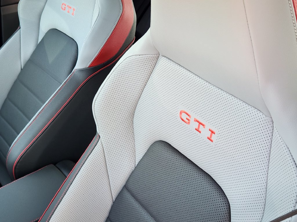 New 2026 Volkswagen GTI SE FWD image 5