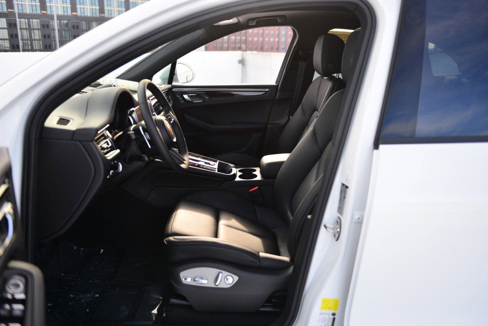 Used 2025 Porsche Macan image 28