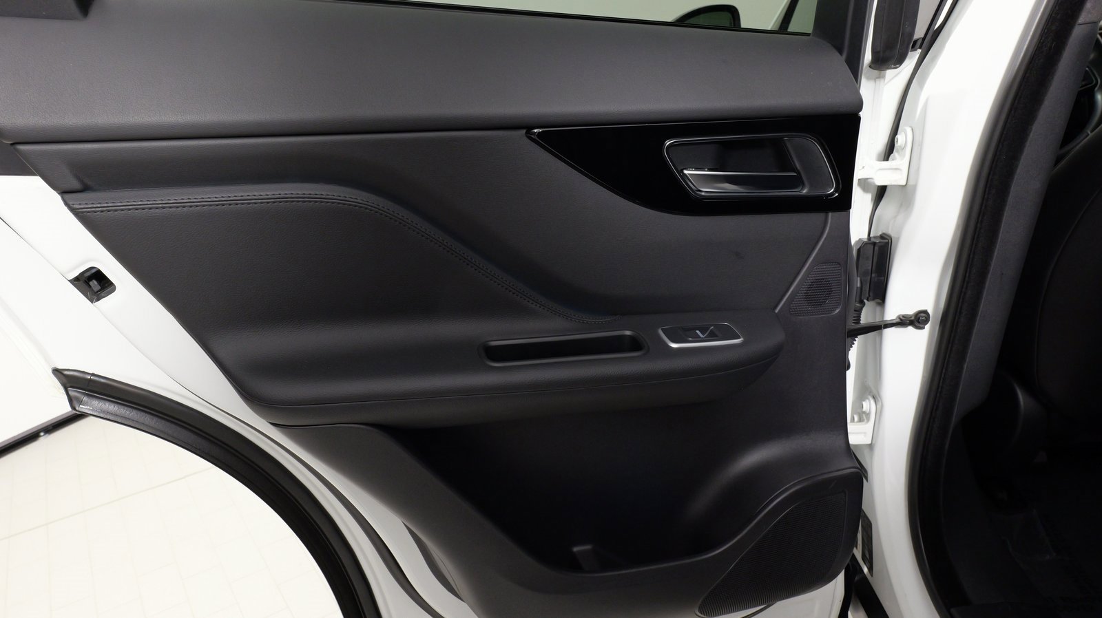 Used 2020 Jaguar F-PACE Premium image 37