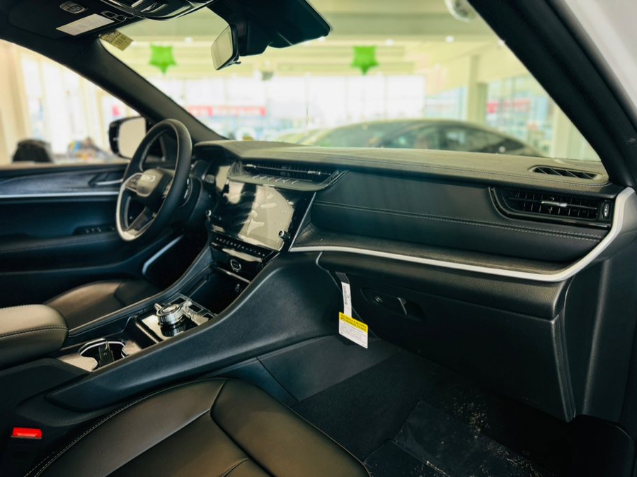 Used 2026 Jeep Grand Cherokee Limited image 19