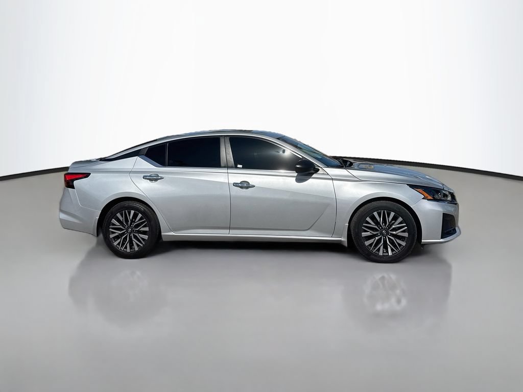 Used 2024 Nissan Altima 2.5 SV FWD image 8