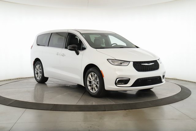 New 2026 Chrysler Pacifica Select image 2