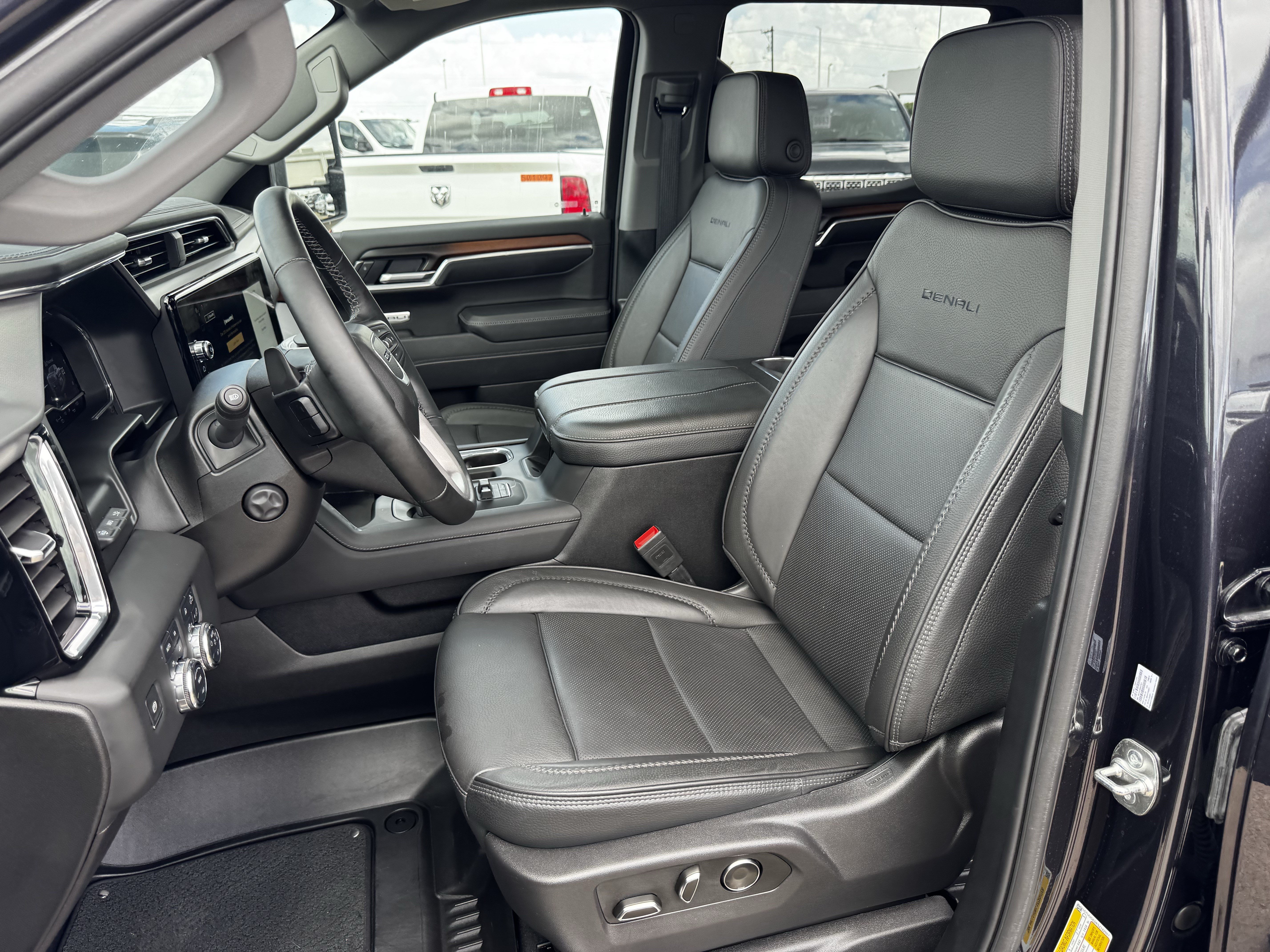 Used 2025 GMC Sierra 1500 Denali w/ Denali Reserve Package AWD/4WD image 29