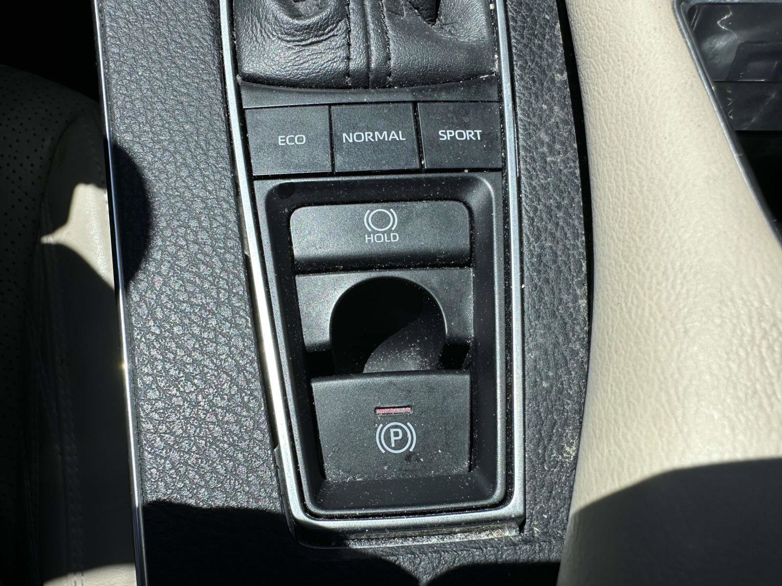 Used 2019 Toyota Avalon Limited w/ All Weather Liner Package FWD image 28