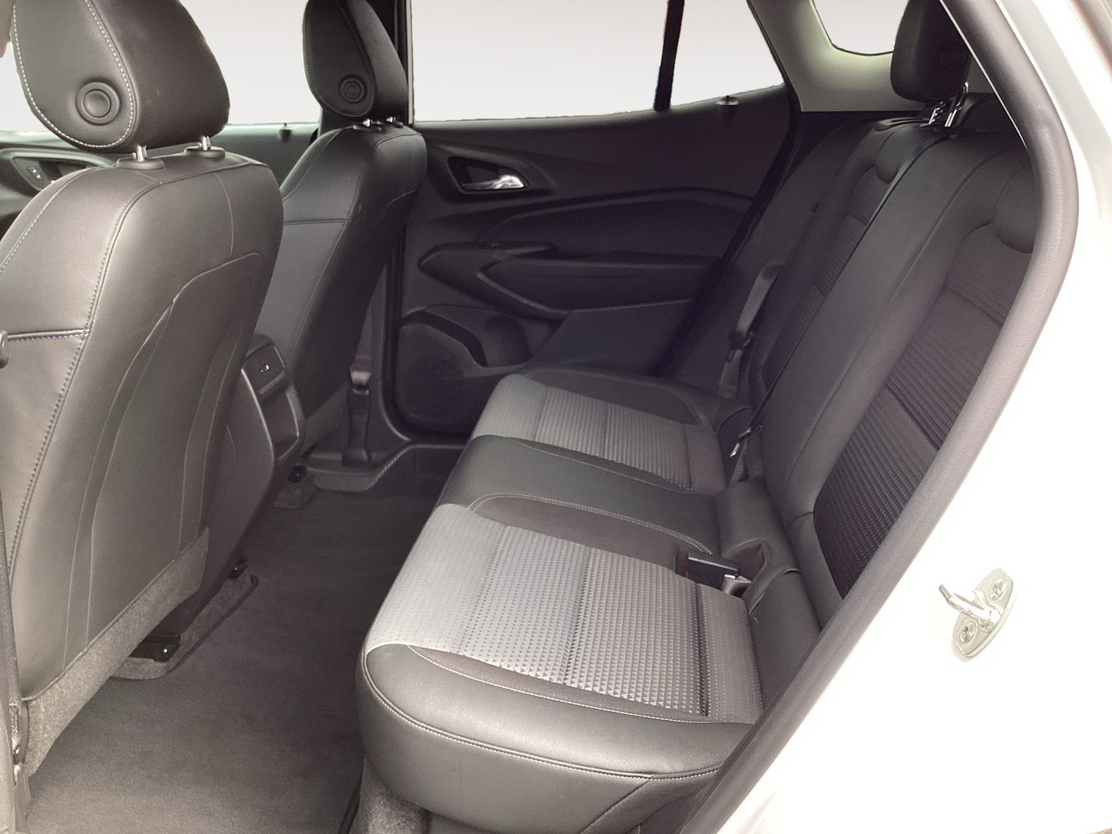 Used 2025 Chevrolet Trax LT FWD image 26