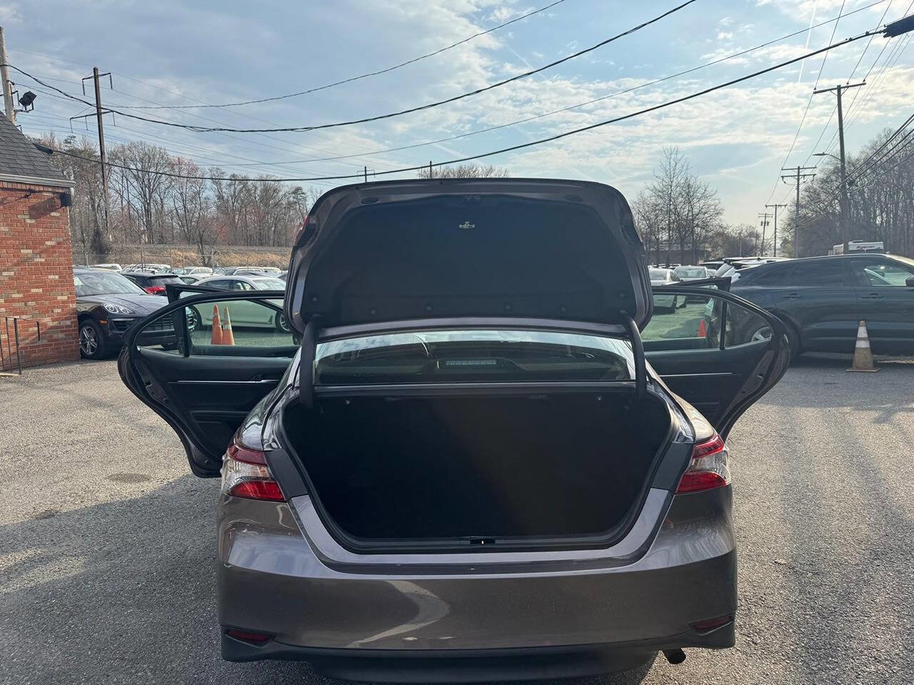 Used 2022 Toyota Camry LE image 11