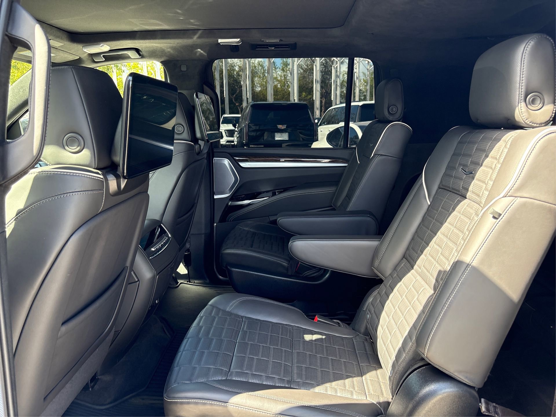 Certified 2025 Cadillac Escalade ESV Sport Platinum image 12