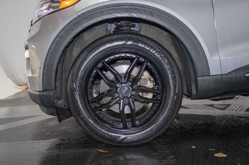 Used 2021 Ford Explorer XLT w/ Equipment Group 202A image 9