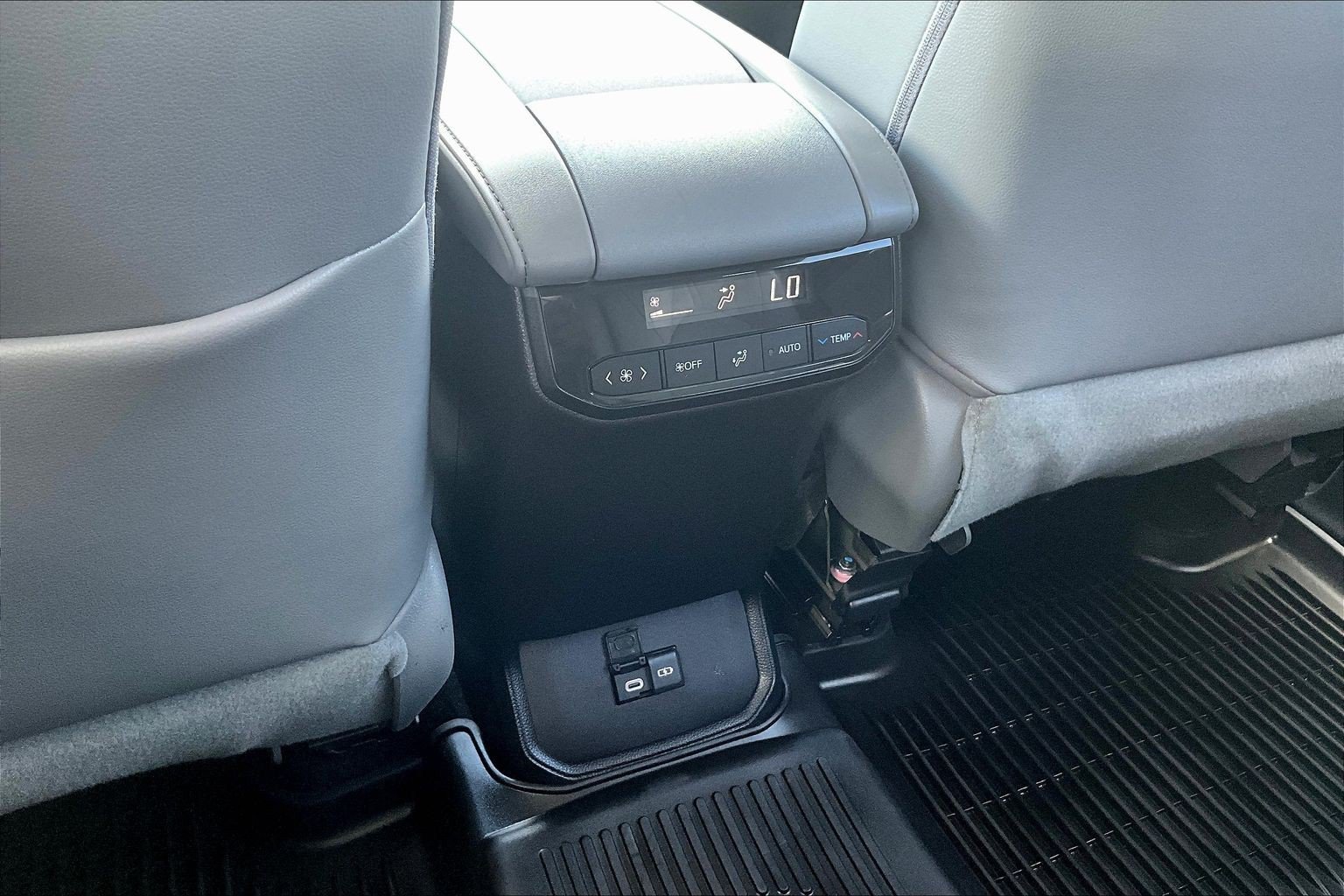 Used 2023 Toyota Highlander XLE AWD/4WD image 25