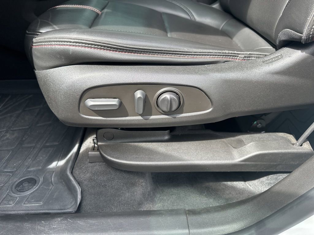 Used 2022 Chevrolet Traverse RS image 12