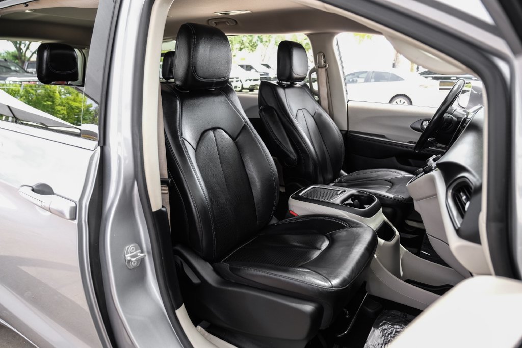 Used 2021 Chrysler Pacifica Touring-L FWD image 36