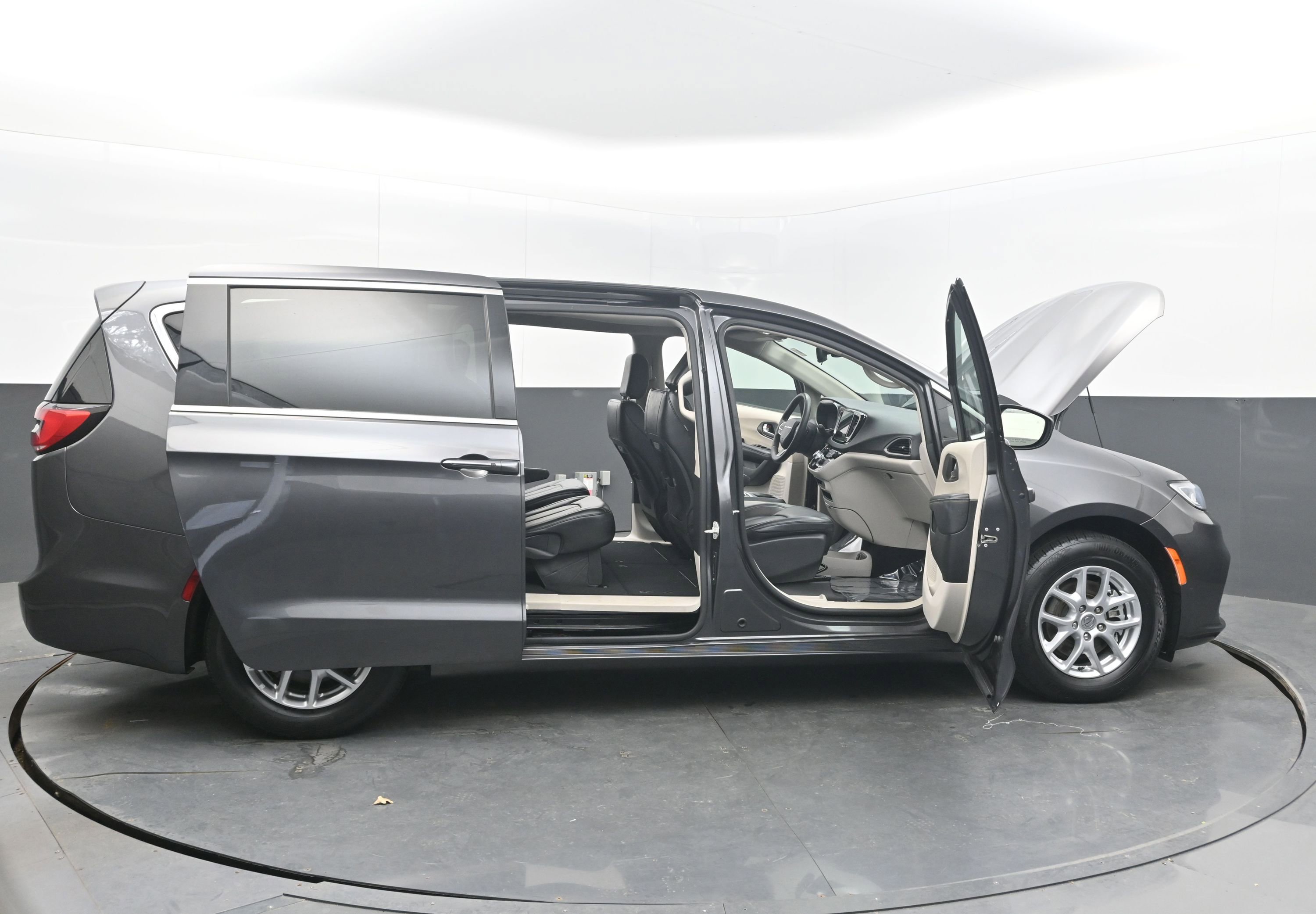 Used 2023 Chrysler Pacifica Touring-L image 47