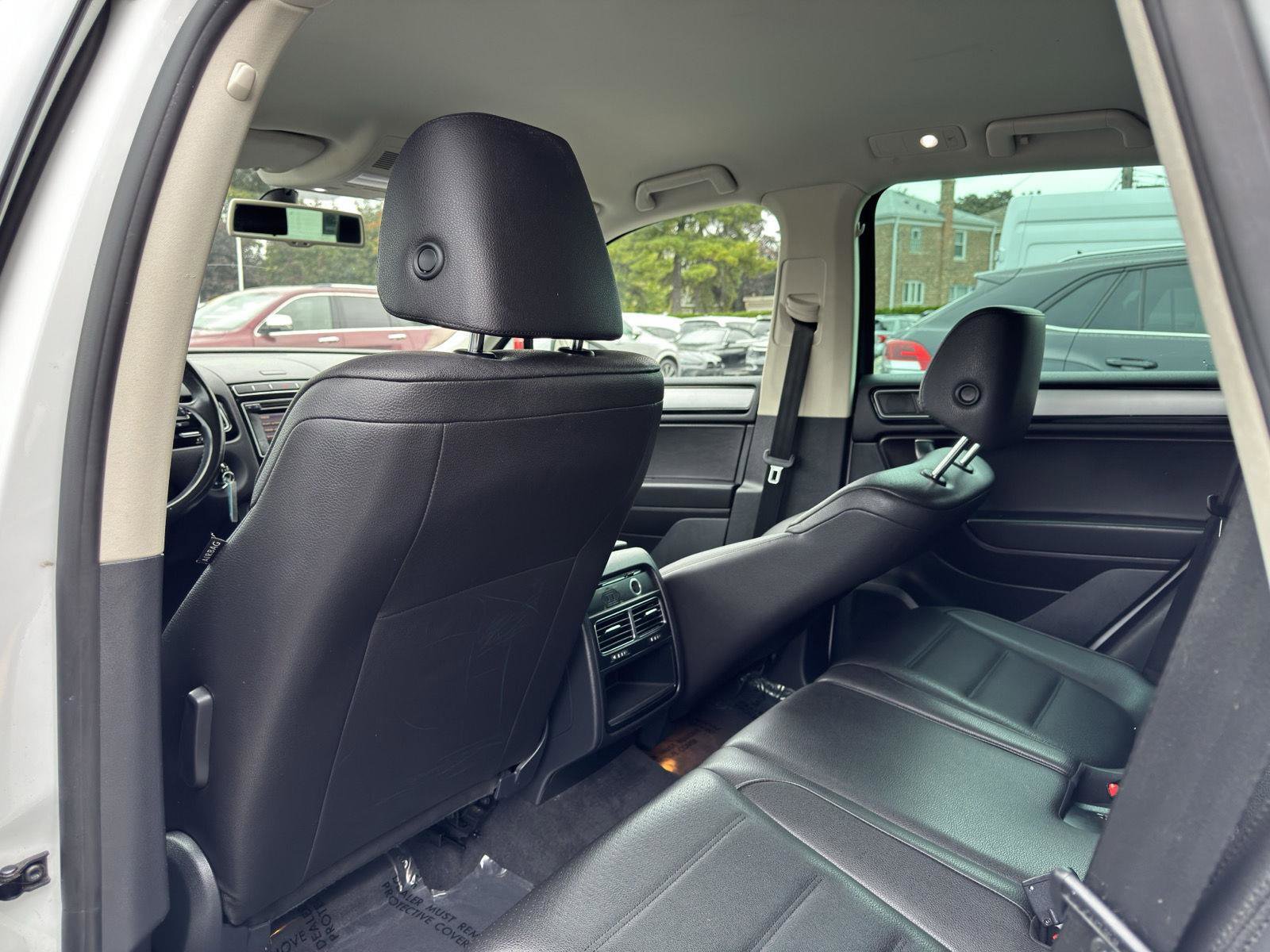 Used 2015 Volkswagen Touareg Sport image 33