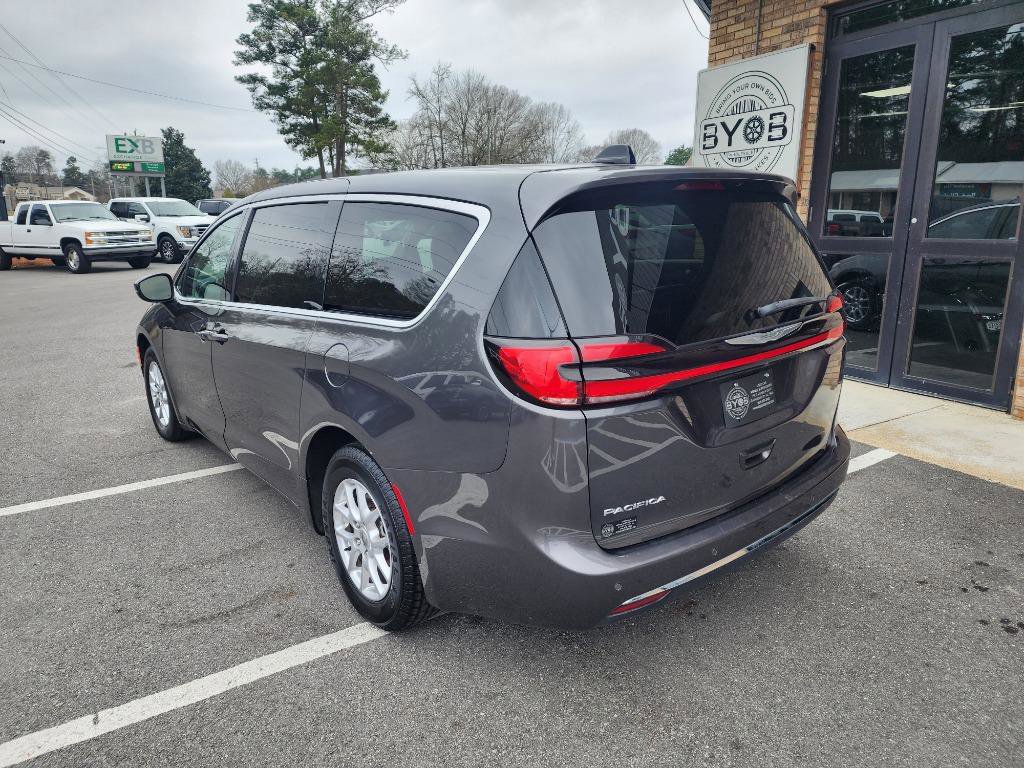 Used 2023 Chrysler Pacifica Touring-L image 3