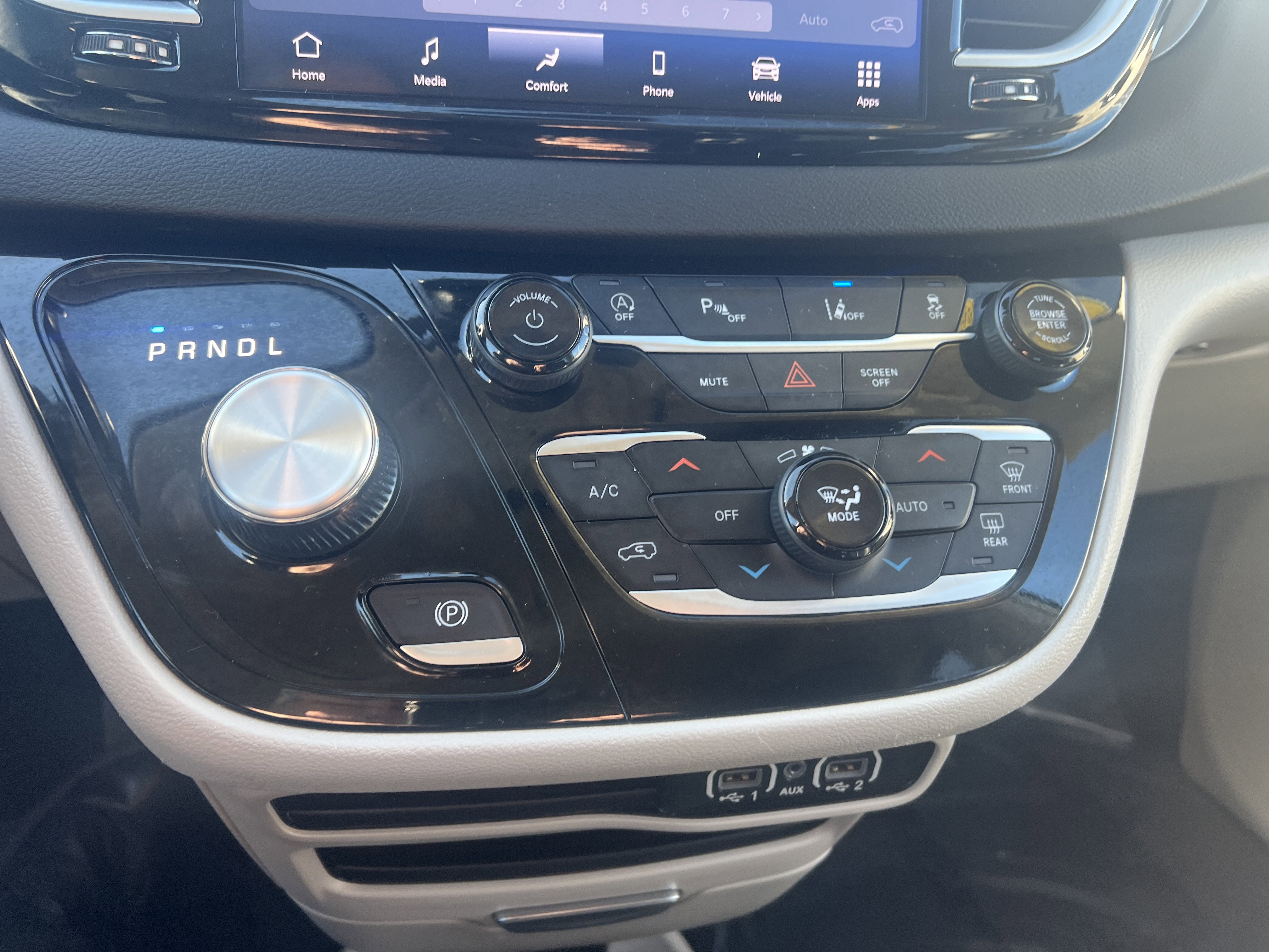 Used 2024 Chrysler Pacifica Touring-L image 16