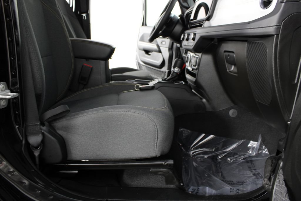 Used 2025 Jeep Wrangler Unlimited Sahara w/ Safety Group AWD/4WD image 19
