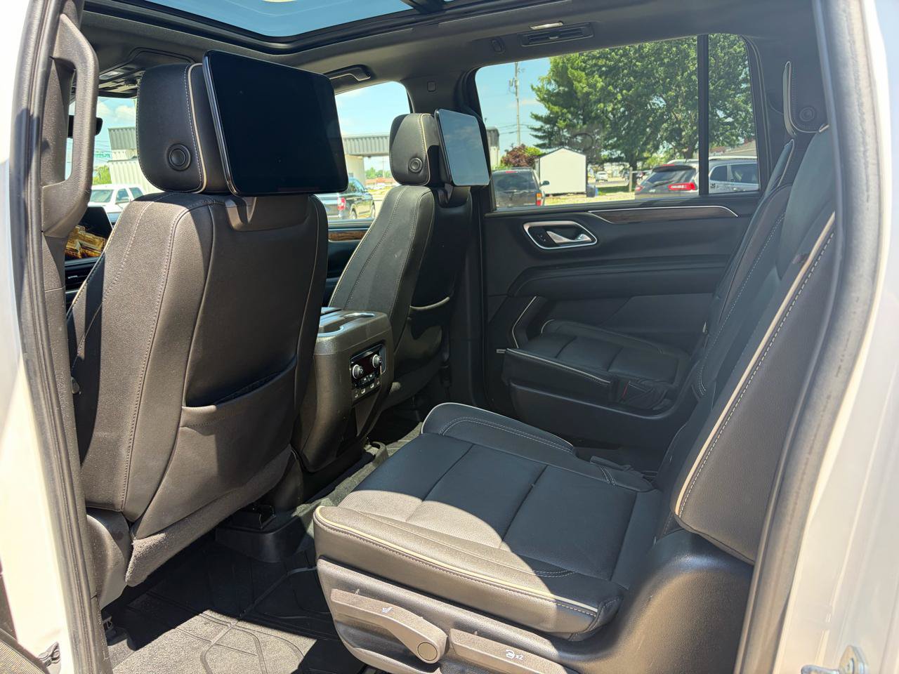 Used 2022 Chevrolet Suburban Premier w/ Premium Package AWD/4WD image 7