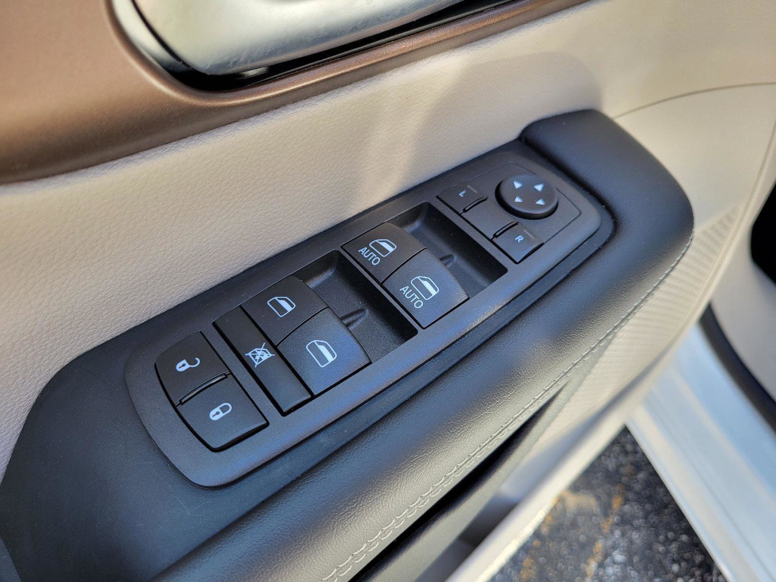 Used 2024 Chrysler Voyager LX image 8