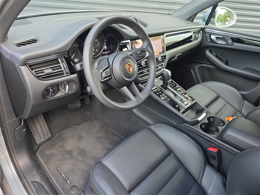 Certified 2025 Porsche Macan image 4