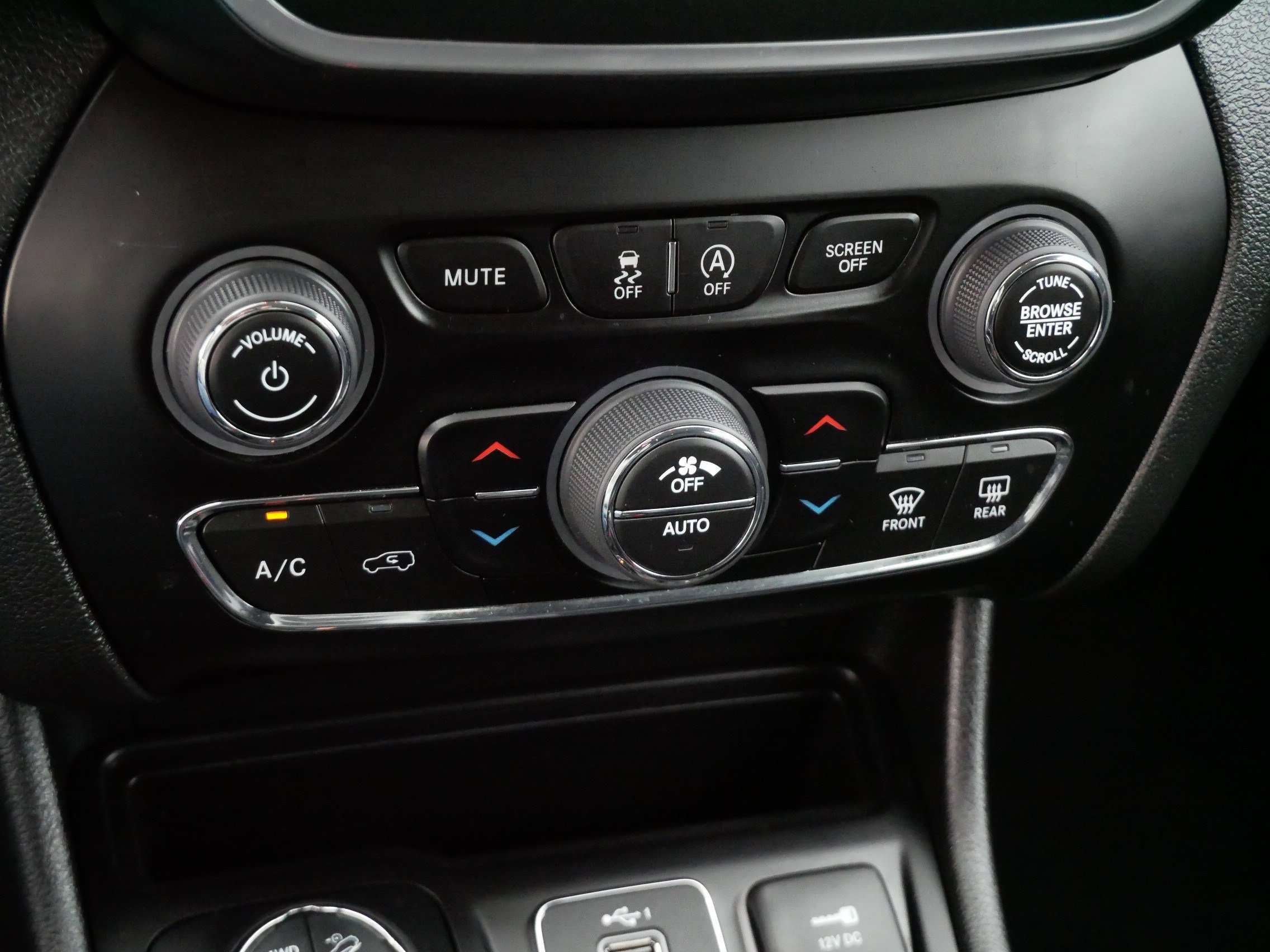 Used 2022 Jeep Cherokee Trailhawk w/ Technology Group B image 24