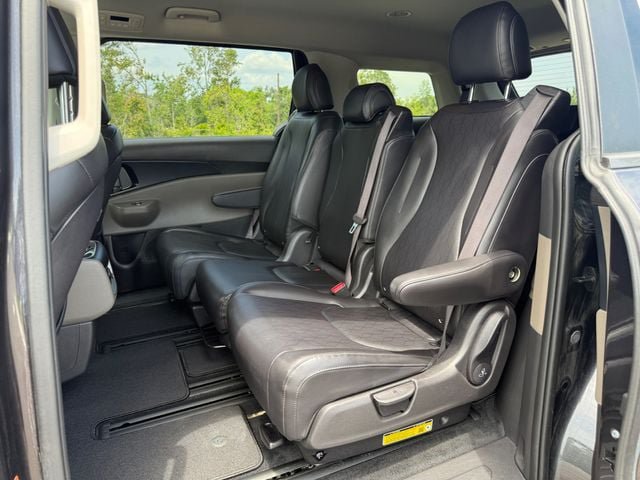 Used 2025 Kia Carnival FWD image 14