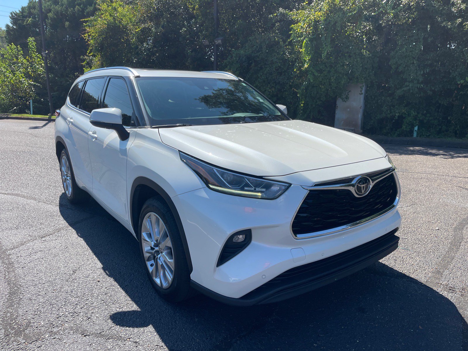 Used 2021 Toyota Highlander Limited FWD image 1