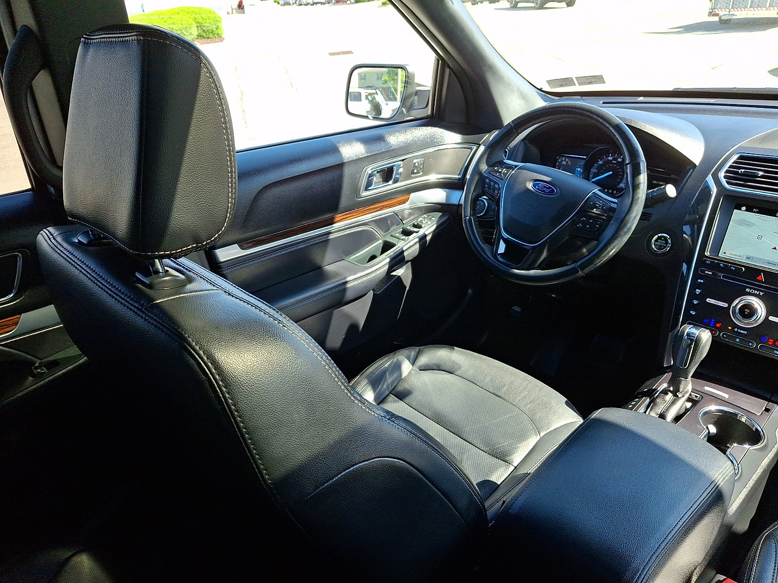 Used 2018 Ford Explorer Limited w/ Equipment Group 301A AWD/4WD image 14